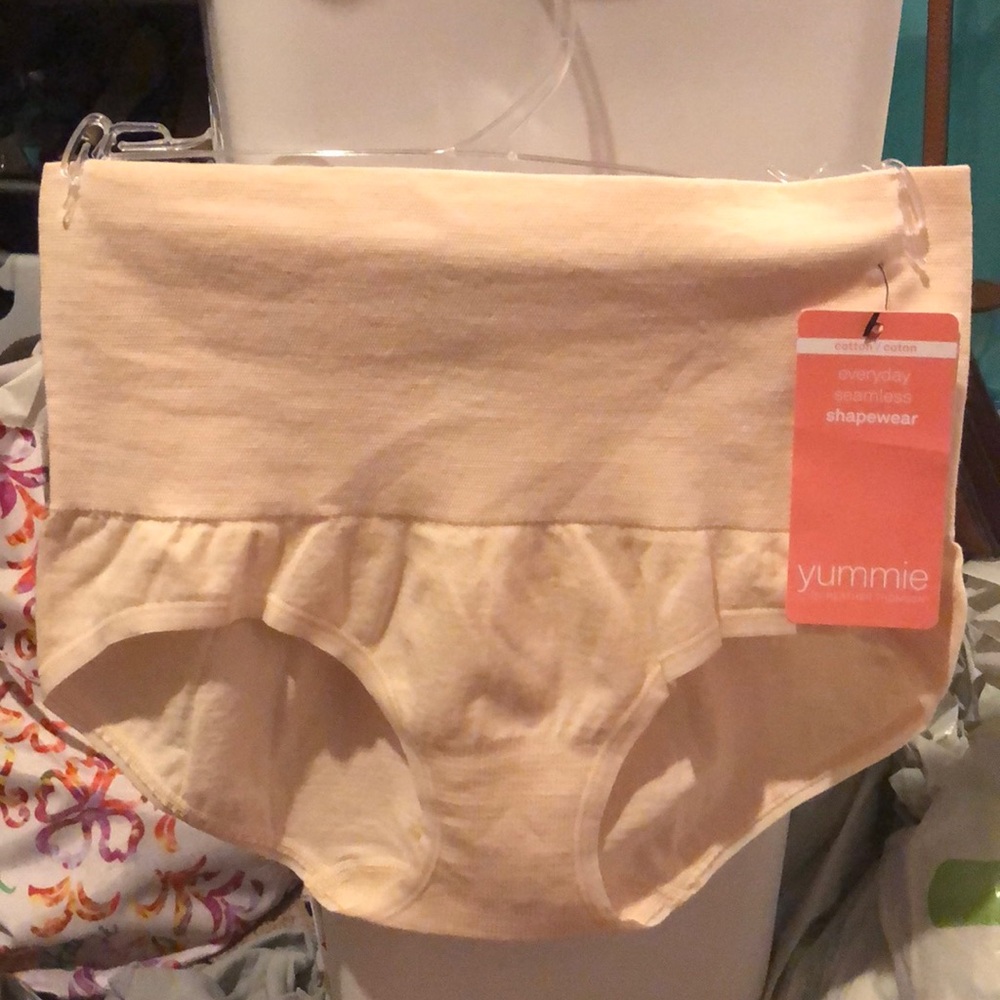 Seamless shaping underwear